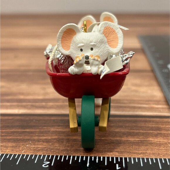 1995 HALLMARK HERSHEY ORNAMENT QX4107 DELIVERING KISSES 2 MICE WITH WHEELBARROW - Picture 9 of 12